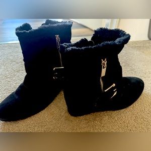 Unisa size 11 black suede boots